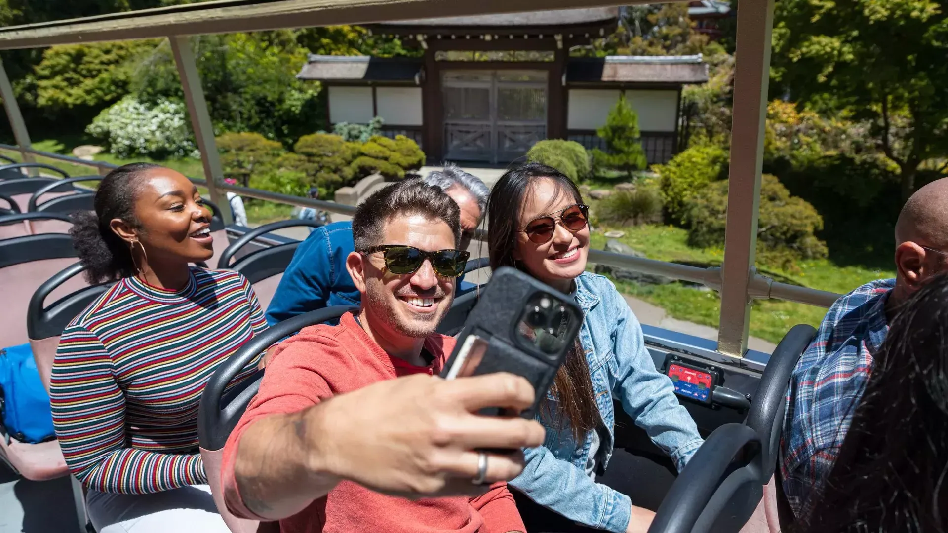 Un homme prend un selfie lors d'une excursion en Big Bus