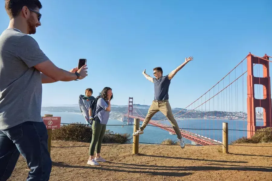 Eine Gruppe macht Fotos an der Golden Gate Bridge