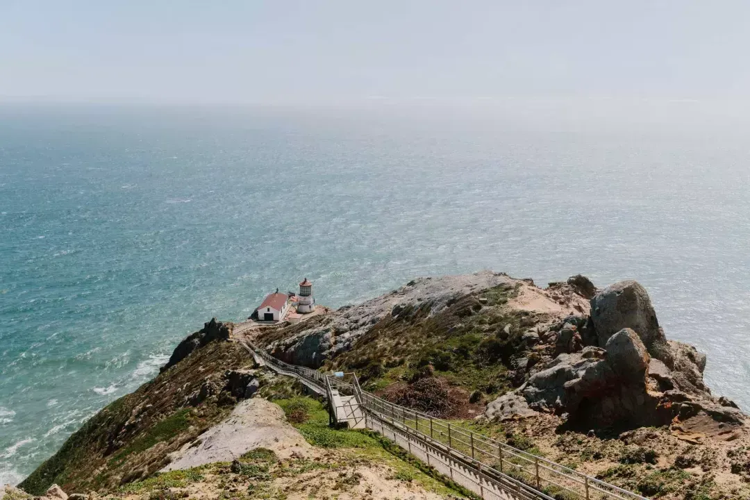 Aerial view of Point Reyes Lighthouse in Marin County，加州.